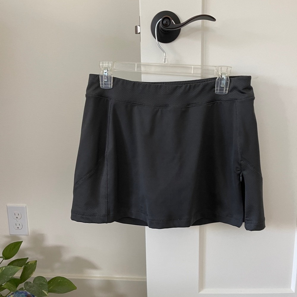 Woman’s size M black skort